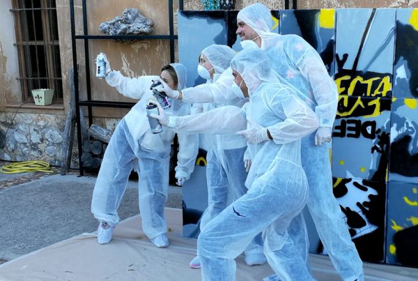 Participantes del Team Building junto al graffiti.